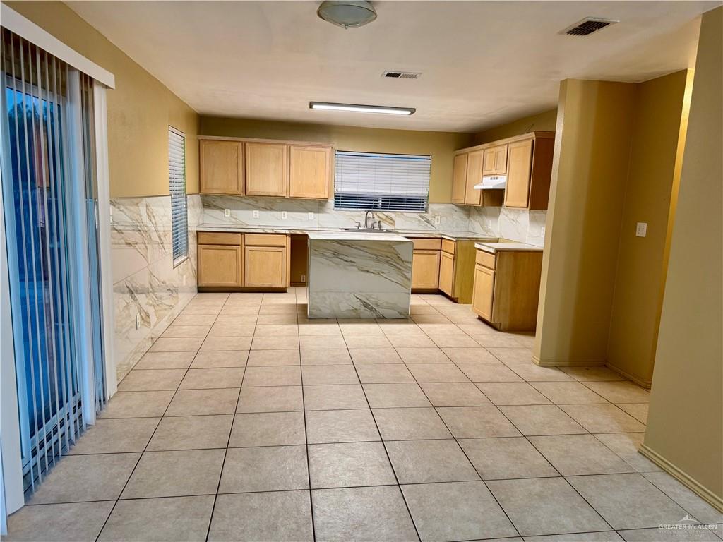 Photo 6 of 2025 Washington Street
