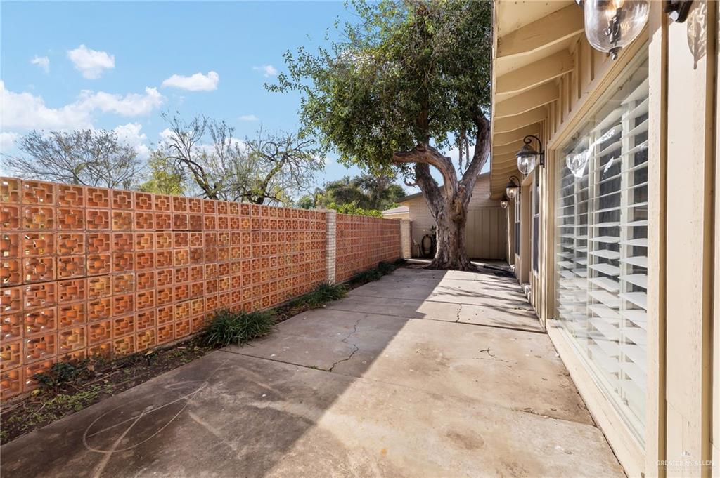 Photo 4 of 4015 Hobbs Drive