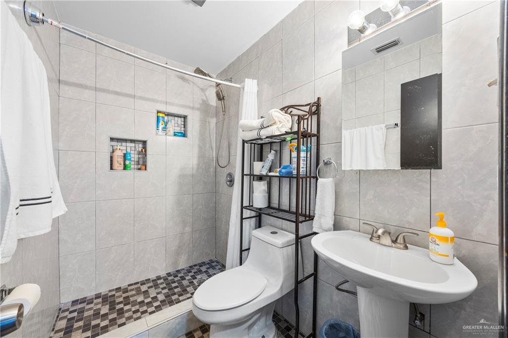 Photo 12 of 2525 Falcon Avenue
