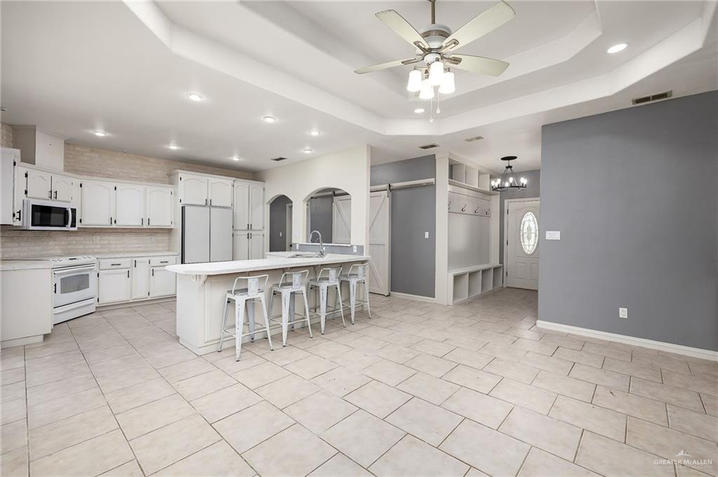 Photo 4 of 2107 Meadow Way Drive