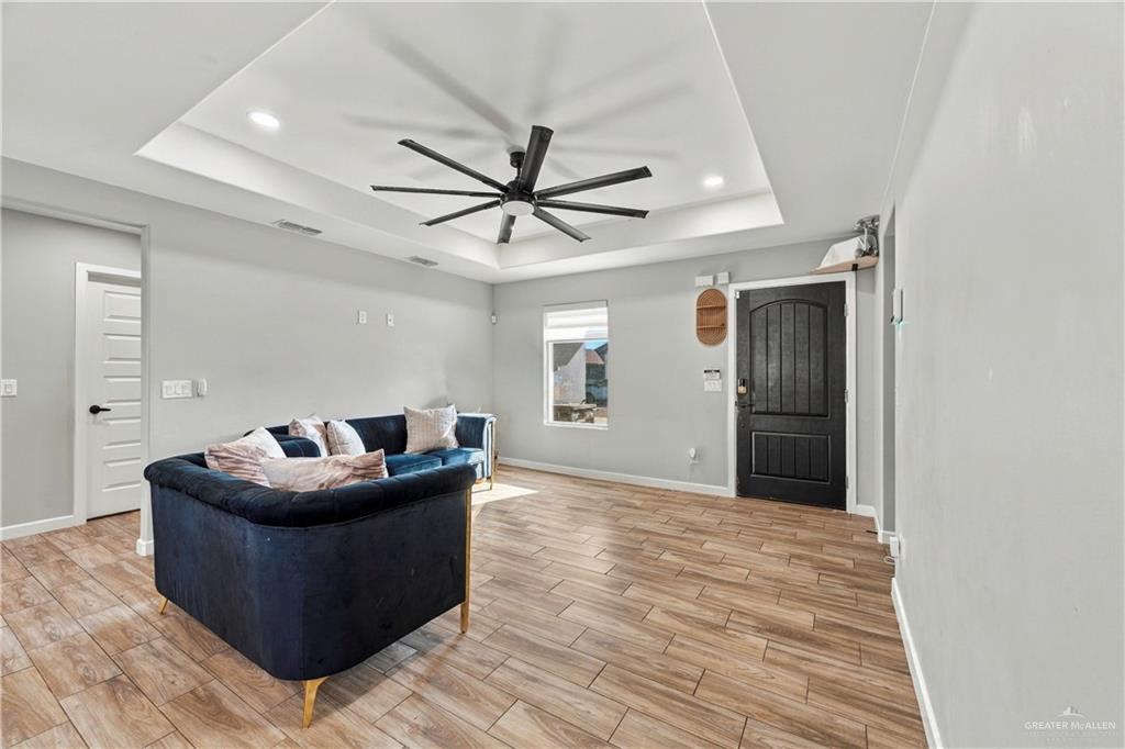 Photo 3 of 610 Resplandor Street
