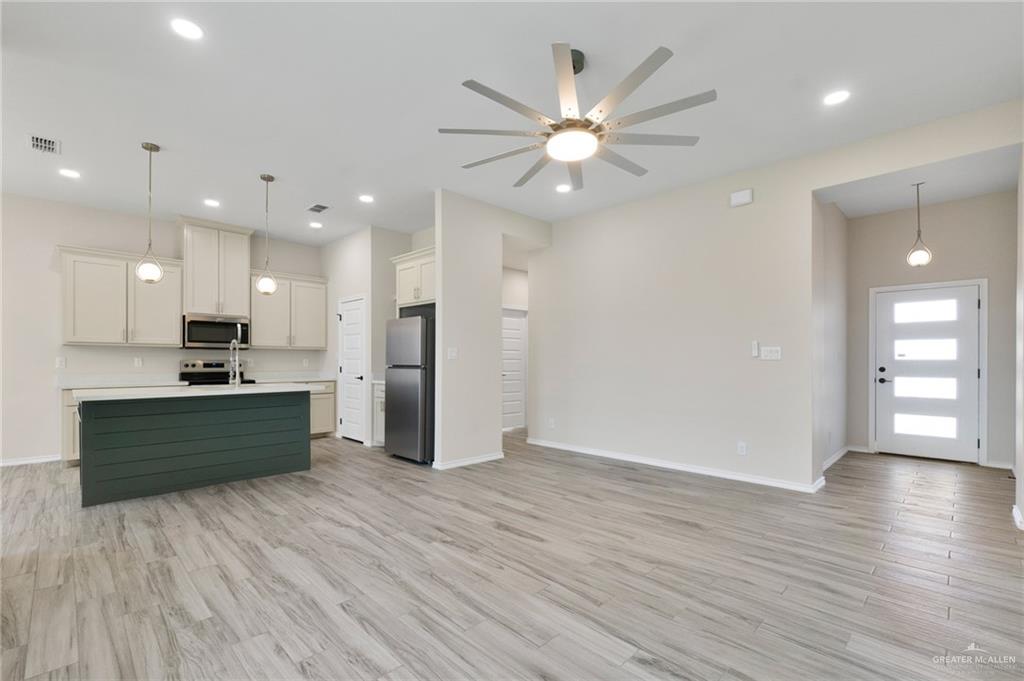 Photo 3 of 18084 Spruce Street