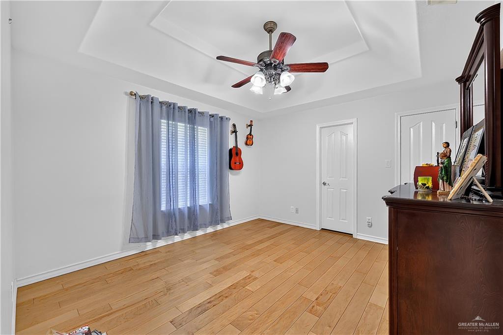 Photo 6 of 2524 Leslie Street