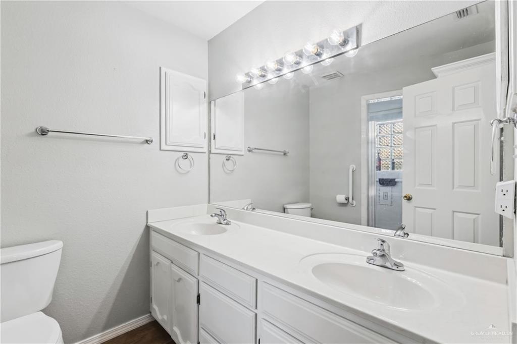Photo 15 of 4700 Kendlewood Avenue